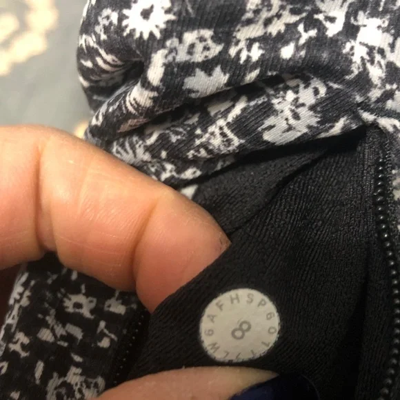 Lululemon Floral Patterned High-Waisted Ankle Pocket Leggings in Gray Size 8 - Picture 6 of 8